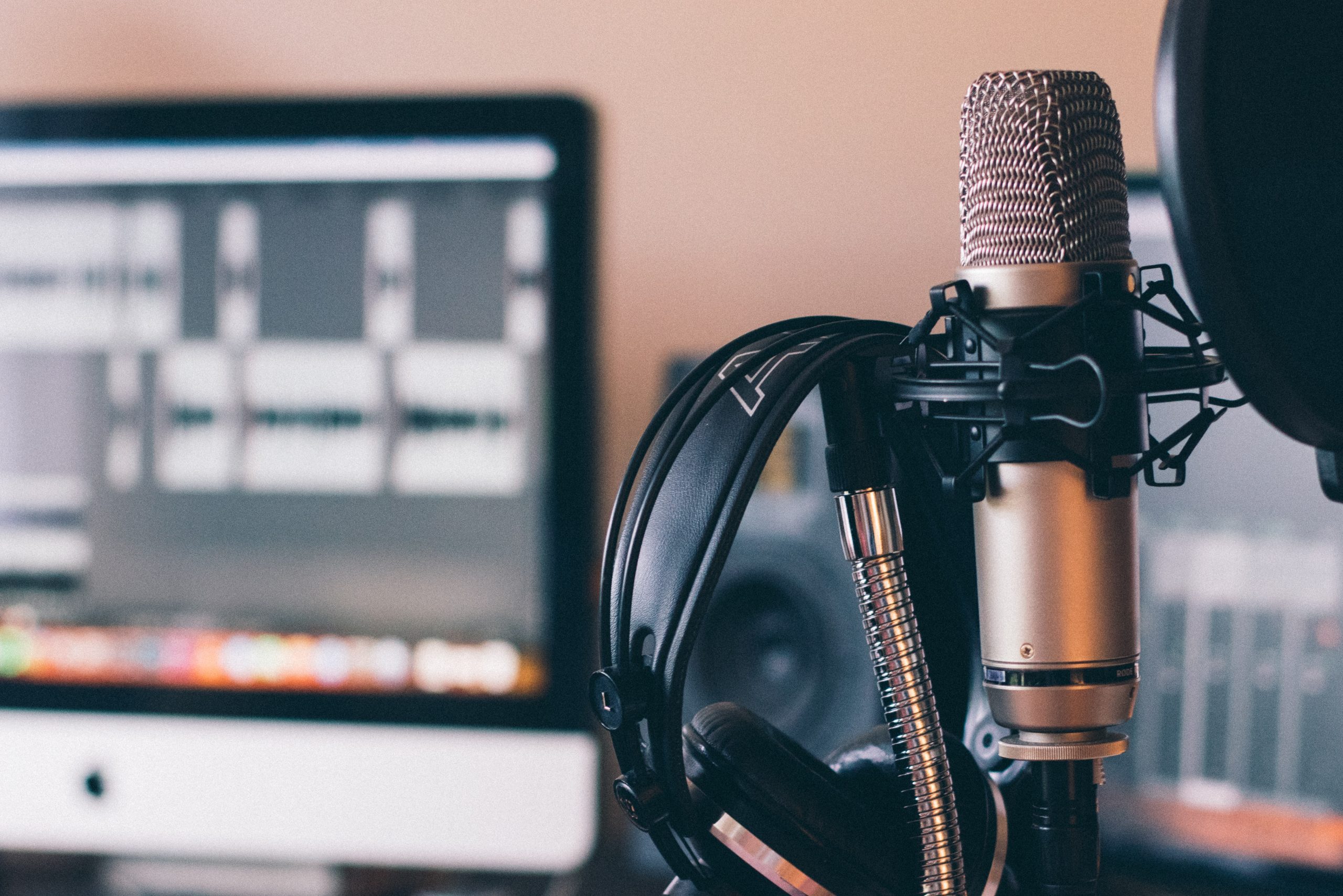 Introduzione al podcast, microfono all'interno di uno studio di registrazione