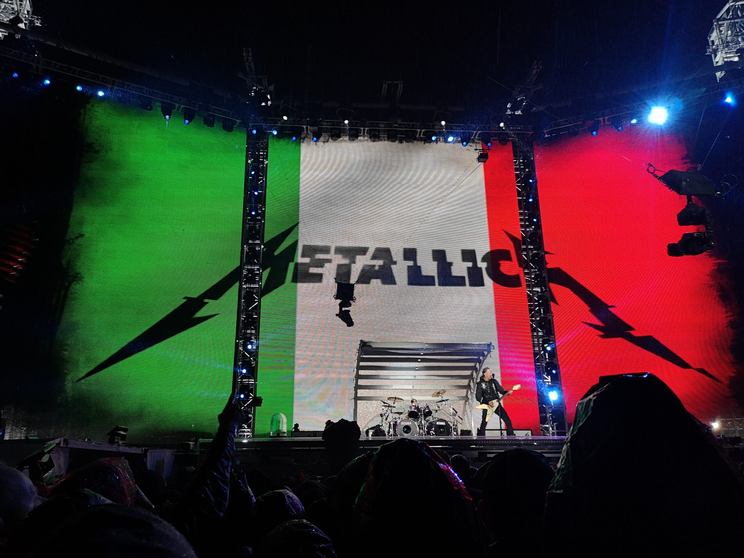 Immagine di sfondo che rappresenta un concerto fatto in Italia.