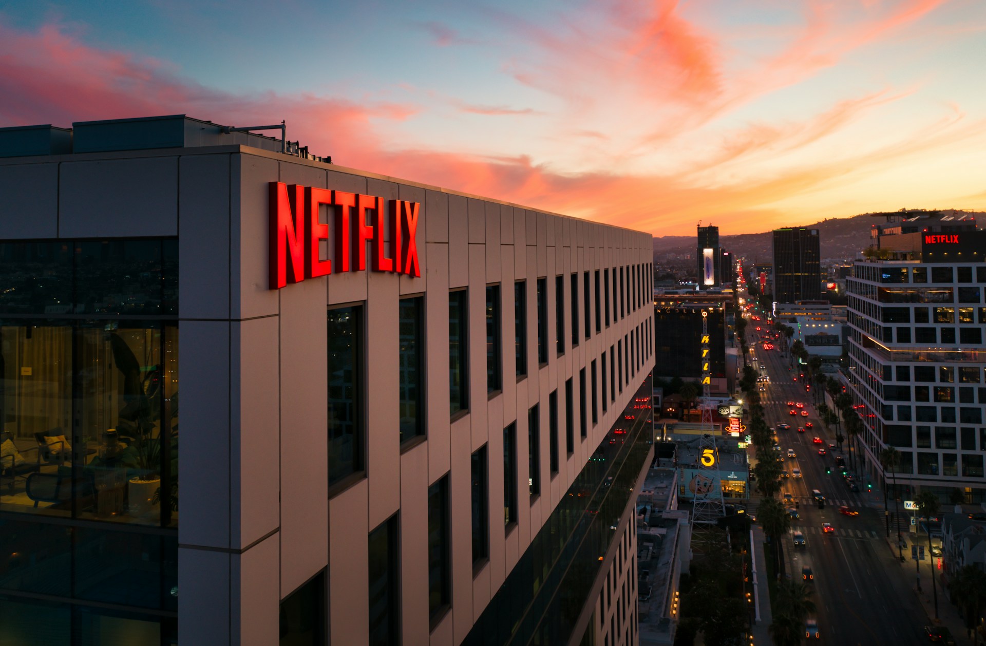Sede di Netflix situato a Los Angeles, con vista tramonto arancione con sfondo anche il traffico cittadino