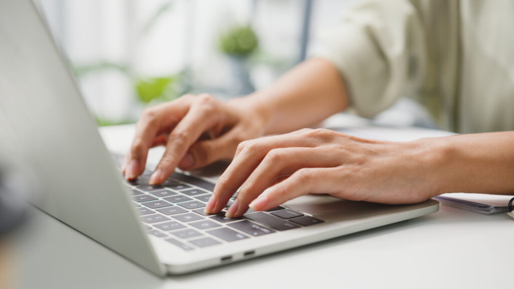 Una donna che lavora freelance utilizza laptop per lavorare