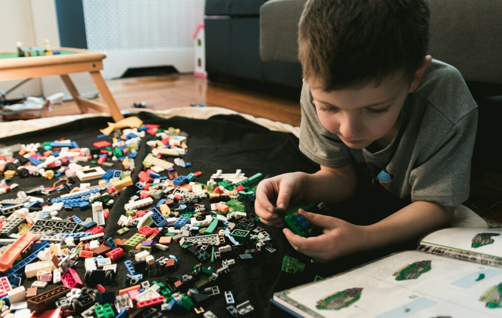 immagine che raffigura un bambino durante la costruzione di un set lego, content marketing